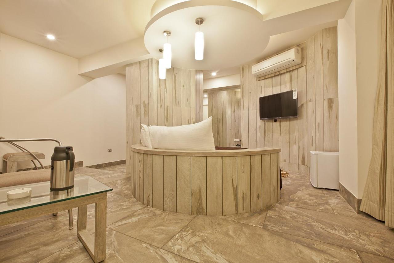 Scenaria Hotel Ahmedabad Buitenkant foto