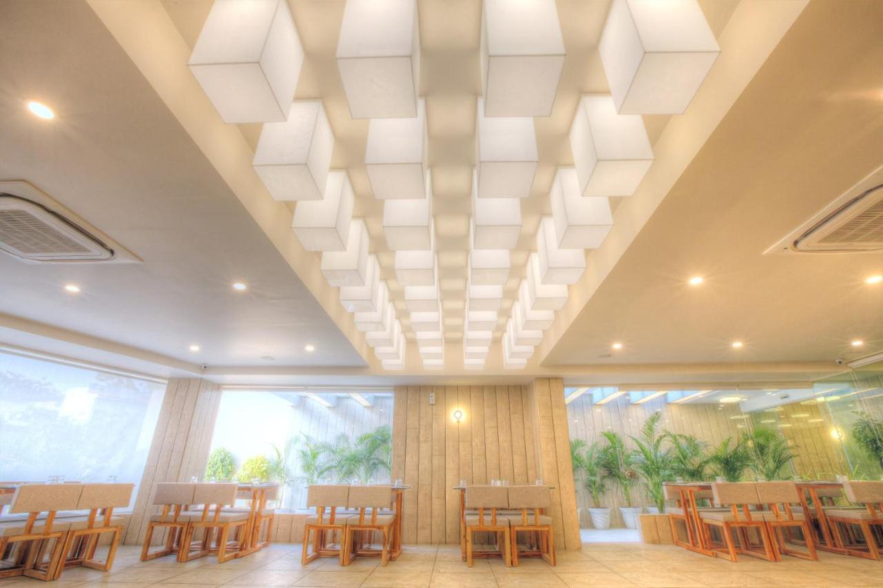 Scenaria Hotel Ahmedabad Buitenkant foto