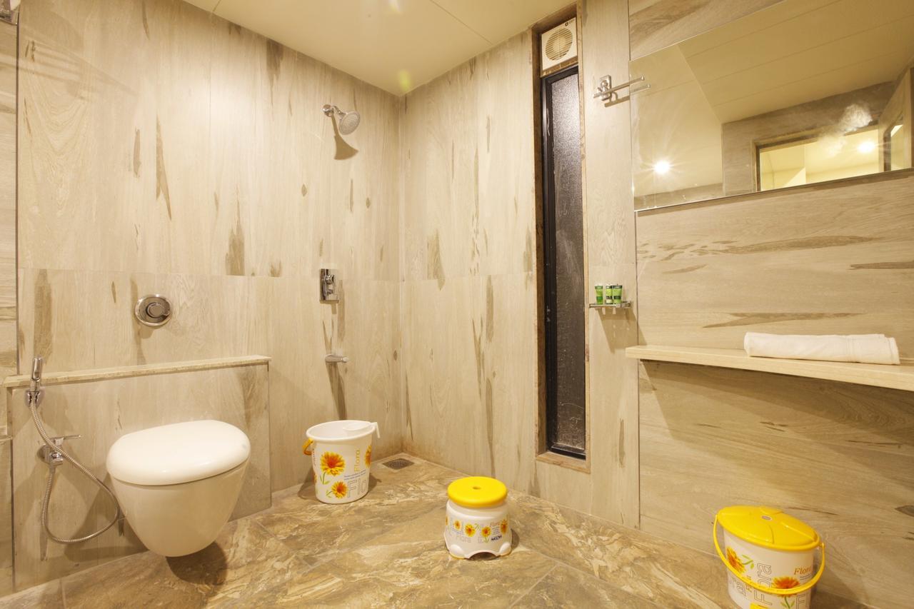 Scenaria Hotel Ahmedabad Buitenkant foto